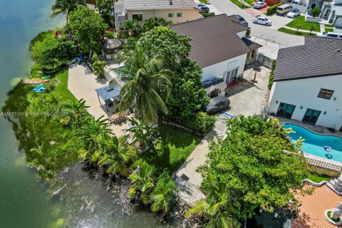House in Miami, Florida 5 bedrooms, 235.69 sq.m. № 1922561 - photo 7