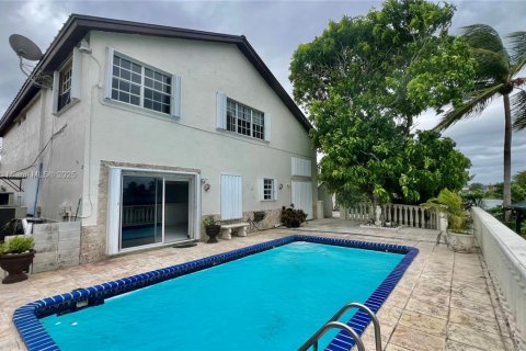 House in Miami, Florida 5 bedrooms, 235.69 sq.m. № 1922561 - photo 4