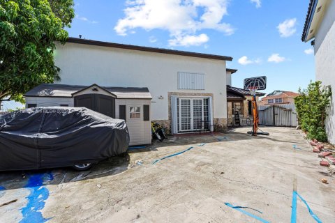 House in Miami, Florida 5 bedrooms, 235.69 sq.m. № 1922561 - photo 19