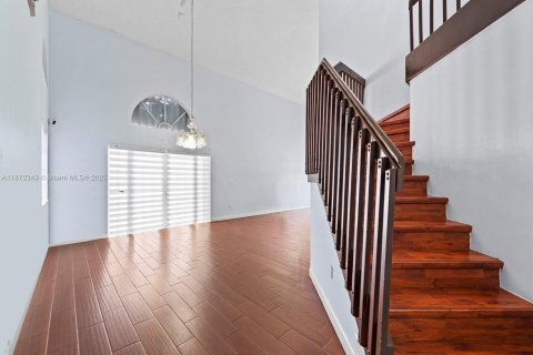 House in Miami, Florida 5 bedrooms, 235.69 sq.m. № 1922561 - photo 12