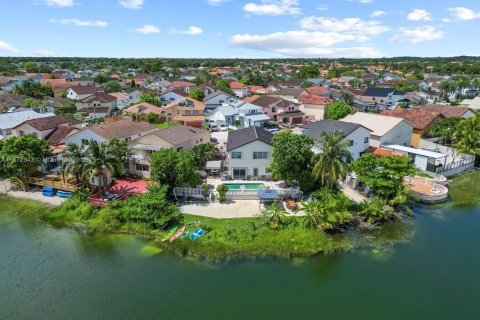 House in Miami, Florida 5 bedrooms, 235.69 sq.m. № 1922561 - photo 28