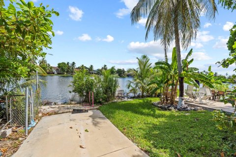 House in Miami, Florida 5 bedrooms, 235.69 sq.m. № 1922561 - photo 20
