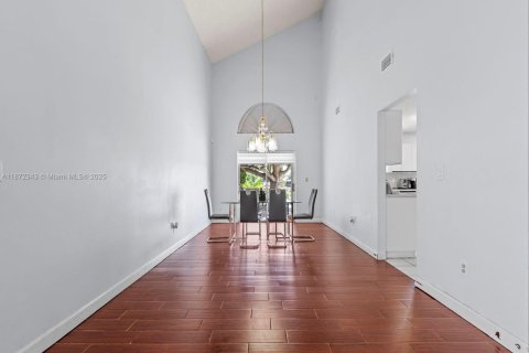 House in Miami, Florida 5 bedrooms, 235.69 sq.m. № 1922561 - photo 13