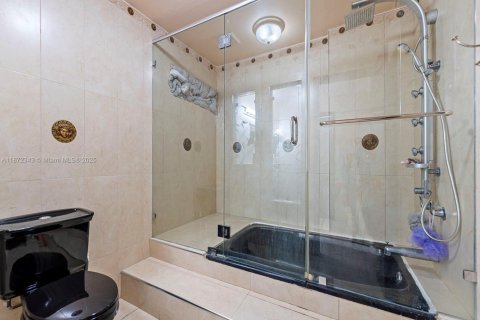 House in Miami, Florida 5 bedrooms, 235.69 sq.m. № 1922561 - photo 26