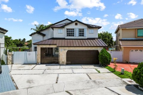 House in Miami, Florida 5 bedrooms, 235.69 sq.m. № 1922561 - photo 2