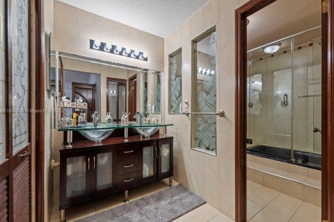 House in Miami, Florida 5 bedrooms, 235.69 sq.m. № 1922561 - photo 11