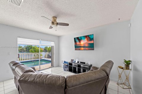 House in Miami, Florida 5 bedrooms, 235.69 sq.m. № 1922561 - photo 17