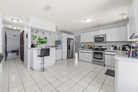 House in Miami, Florida 5 bedrooms, 235.69 sq.m. № 1922561 - photo 6