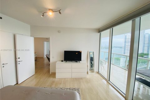 Condo in Miami Beach, Florida, 2 bedrooms  № 2391926 - photo 15