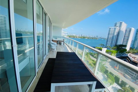 Condo in Miami Beach, Florida, 2 bedrooms  № 2391926 - photo 17