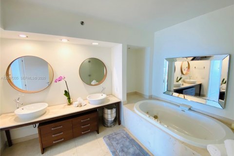 Condo in Miami Beach, Florida, 2 bedrooms  № 2391926 - photo 12