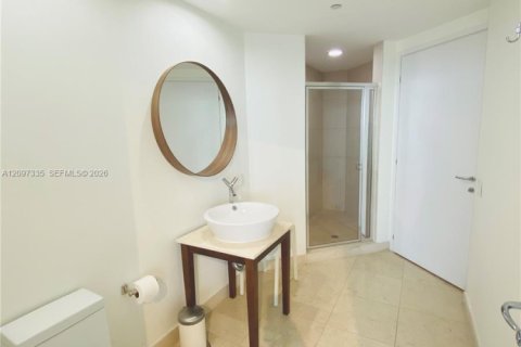 Condo in Miami Beach, Florida, 2 bedrooms  № 2391926 - photo 16