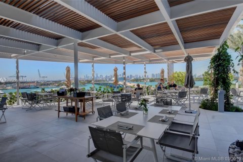 Condo in Miami Beach, Florida, 2 bedrooms  № 2391926 - photo 21