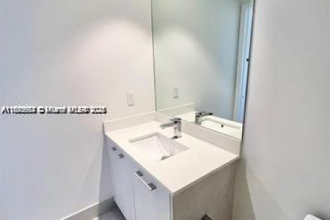 Condo in Miami, Florida, 1 bedroom  № 2081474 - photo 16