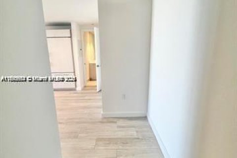 Condo in Miami, Florida, 1 bedroom  № 2081474 - photo 3