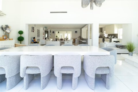 House in Miami Beach, Florida 4 bedrooms, 340.39 sq.m. № 1981712 - photo 16