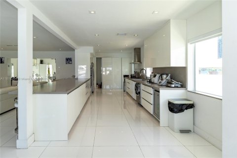 House in Miami Beach, Florida 4 bedrooms, 340.39 sq.m. № 1981712 - photo 22