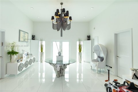 House in Miami Beach, Florida 4 bedrooms, 340.39 sq.m. № 1981712 - photo 8