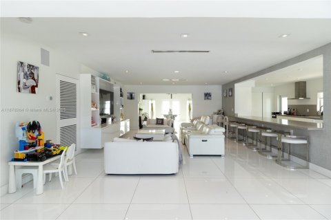 House in Miami Beach, Florida 4 bedrooms, 340.39 sq.m. № 1981712 - photo 11
