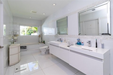 House in Miami Beach, Florida 4 bedrooms, 340.39 sq.m. № 1981712 - photo 28