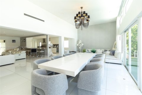 House in Miami Beach, Florida 4 bedrooms, 340.39 sq.m. № 1981712 - photo 15