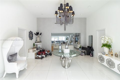 House in Miami Beach, Florida 4 bedrooms, 340.39 sq.m. № 1981712 - photo 7