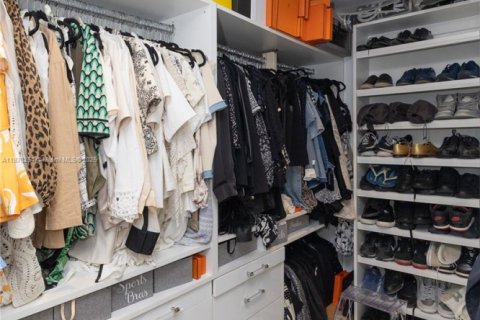 House in Miami Beach, Florida 4 bedrooms, 340.39 sq.m. № 1981712 - photo 27