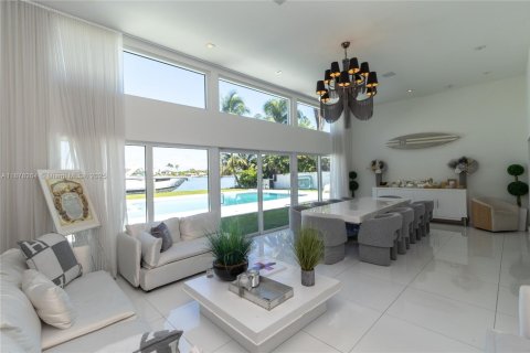 House in Miami Beach, Florida 4 bedrooms, 340.39 sq.m. № 1981712 - photo 12