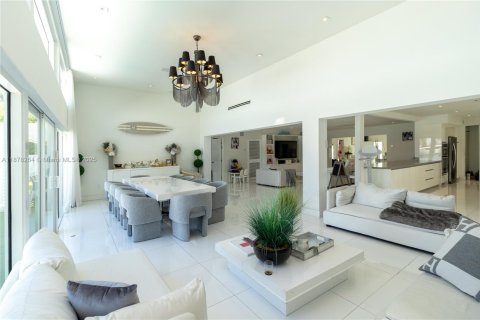 House in Miami Beach, Florida 4 bedrooms, 340.39 sq.m. № 1981712 - photo 13