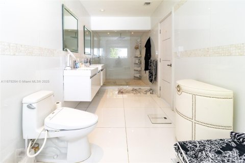 House in Miami Beach, Florida 4 bedrooms, 340.39 sq.m. № 1981712 - photo 30