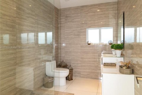 House in Miami Beach, Florida 4 bedrooms, 340.39 sq.m. № 1981712 - photo 23