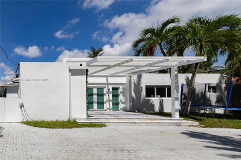 House in Miami Beach, Florida 4 bedrooms, 340.39 sq.m. № 1981712 - photo 5