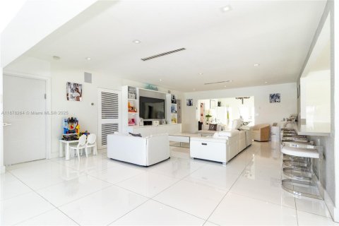 House in Miami Beach, Florida 4 bedrooms, 340.39 sq.m. № 1981712 - photo 14