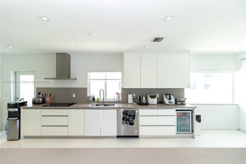 House in Miami Beach, Florida 4 bedrooms, 340.39 sq.m. № 1981712 - photo 21
