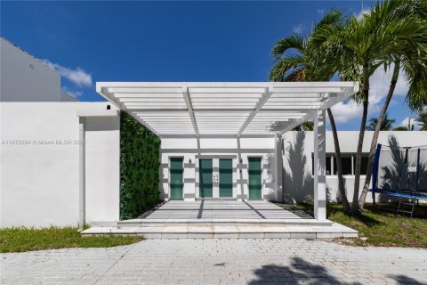 House in Miami Beach, Florida 4 bedrooms, 340.39 sq.m. № 1981712 - photo 3