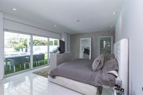 House in Miami Beach, Florida 4 bedrooms, 340.39 sq.m. № 1981712 - photo 25