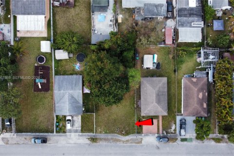 Terreno en venta en Miami, Florida № 2030862 - foto 9