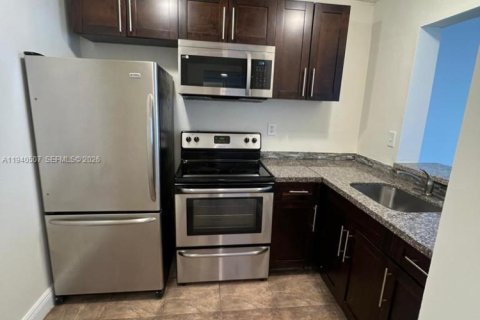 Appartement à louer à Miami, Floride: 1 chambre, 76.74 m2 № 1997697 - photo 2