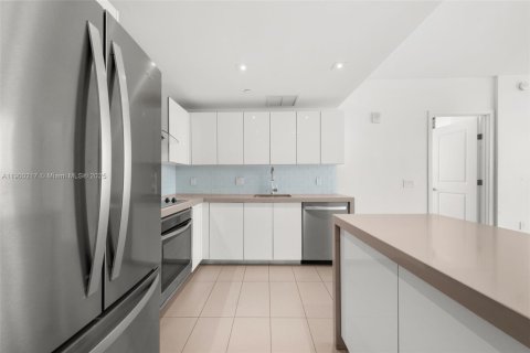 Condominio en alquiler en Miami, Florida, 2 dormitorios, 94.57 m2 № 1951948 - foto 2
