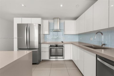 Condominio en alquiler en Miami, Florida, 2 dormitorios, 94.57 m2 № 1951948 - foto 3