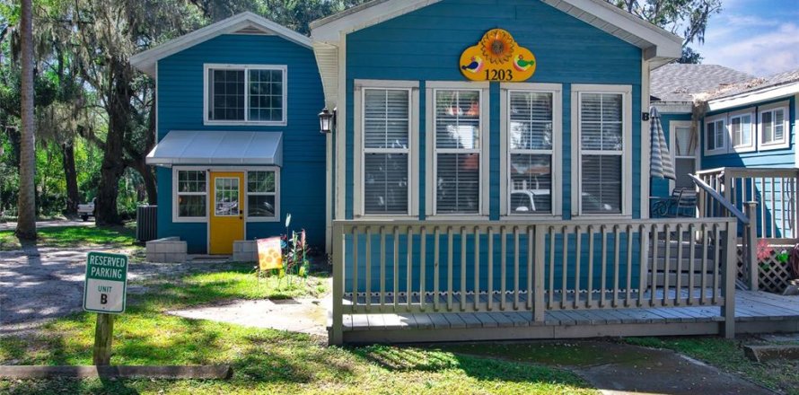 Commercial property in Gainesville, Florida 5 bedrooms, 279.26 sq.m. № 1350591