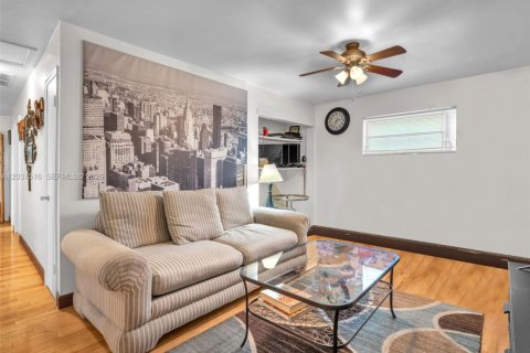 Casa en venta en Hollywood, Florida, 4 dormitorios № 2186339 - foto 9