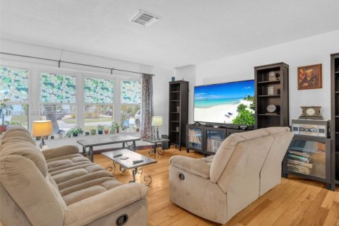 Casa en venta en Hollywood, Florida, 4 dormitorios № 2186339 - foto 18