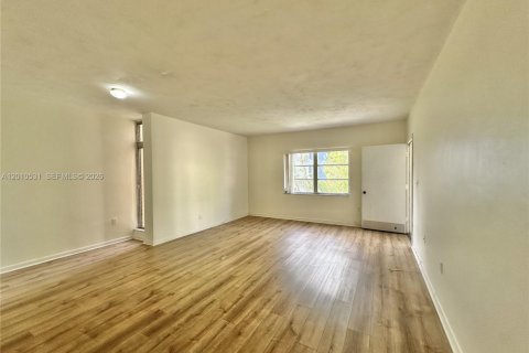 Condominio en alquiler en Miami, Florida, 1 dormitorio, 75.25 m2 № 2076640 - foto 11