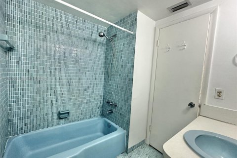 Condominio en alquiler en Miami, Florida, 1 dormitorio, 75.25 m2 № 2076640 - foto 18