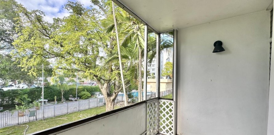 Condominio en Miami, Florida, 1 dormitorio  № 2076640