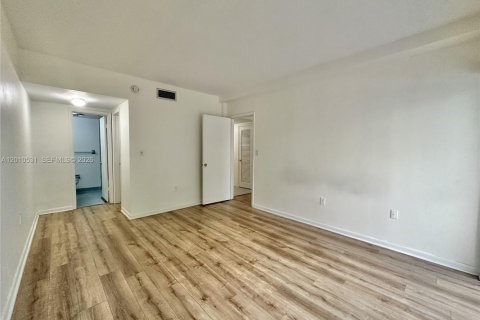 Condominio en alquiler en Miami, Florida, 1 dormitorio, 75.25 m2 № 2076640 - foto 14