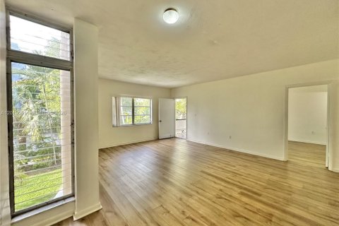 Condominio en alquiler en Miami, Florida, 1 dormitorio, 75.25 m2 № 2076640 - foto 2