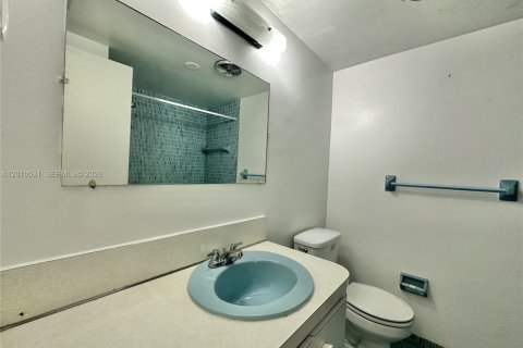 Condominio en alquiler en Miami, Florida, 1 dormitorio, 75.25 m2 № 2076640 - foto 17