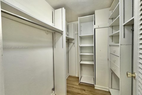 Condominio en alquiler en Miami, Florida, 1 dormitorio, 75.25 m2 № 2076640 - foto 13